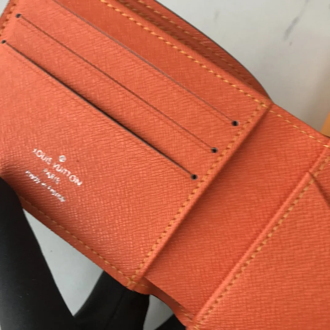 CE - New Wallets LUV 044